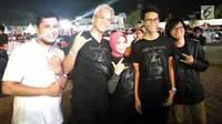 Gubernur Jawa Tengah Ganjar Pranowo bersama keluarganya menonton konser Dream Theater di Stadion Kridosono Yogyakarta, Jumat (29/9/2017) malam. (Switzy Sabandar/Liputan6.com)