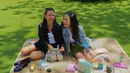 Sementara itu, Shenina memilih tampilan yang lebih chic dalam balutan set jaket dan rok berwarna hitam, serta Grace East-West Shoulder Bag yang dikenal akan siluetnya yang kekinian. [Kate Spade]