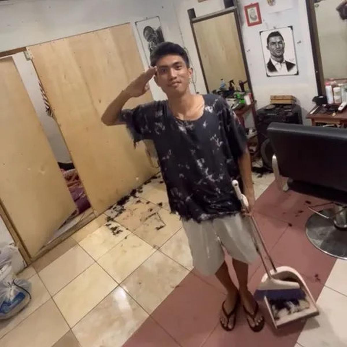 Aksi Tukang Cukur di Indonesia