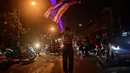 Seorang pengunjuk rasa mengibarkan bendera selama demonstrasi di Bangkok, Thailand, Minggu (6/9/2021). Aksi unjuk rasa yang menyuarakan pengunduran diri Perdana Menteri Thailand, Prayut Chan-O-Cha makin mencekam hingga malam hari. (AFP/Lillian Suwanrumpha)
