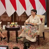 Gaya Menlu Retno Marsudi memang selalu menarik untuk disimak. Ia seringkali membagikan kesehariannya di akun Instagram pribadinya (@retno_marsudi). Kemarin, Retno Marsudi bekerja dengan outfit yang menarik perhatian. [Foto: Instagram/retno_marsudi]
