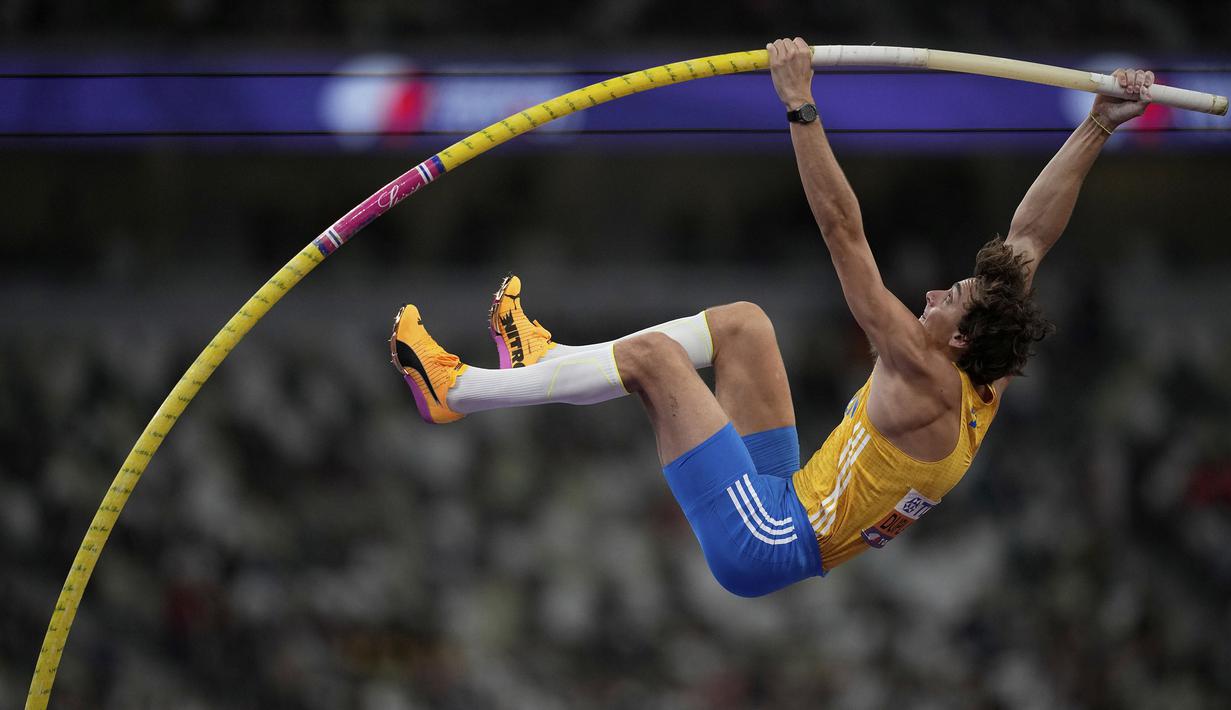 Atlet Swedia, Armand Duplantis berlaga di final lompat galah putra pada Kejuaraan Dunia Atletik 2025 di Tokyo, Jepang, Senin (15/09/2025). (AP Photo/Louise Delmotte)
