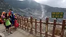 Sejumlah pengunjung menyaksikan panorama kawah di kawasan wisata Gunung Tangkuban Perahu, Jawa Barat, (22/6/14) (Liputan6.com/Johan Tallo)