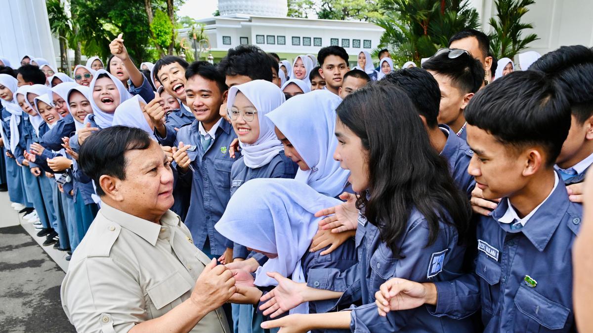 Momen Haru Saat Ratusan Pelajar Jawa Barat Bertemu Prabowo, Ikut Ngobrol Lewat HP Seskab