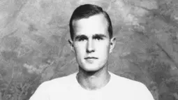 File foto tahun 1947 memperlihatkan George H.W. Bush ditampilkan sebagai kapten tim bisbol Yale, di New Haven, Connecticut. Bush Senior yang menjadi Presiden ke-41 AS itu meninggal dunia pada hari Jumat waktu setempat di usia 94 tahun. (AP/File)