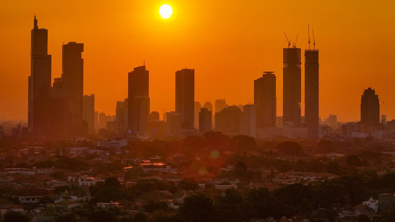 Keindahan Senja di Atas Langit Jakarta