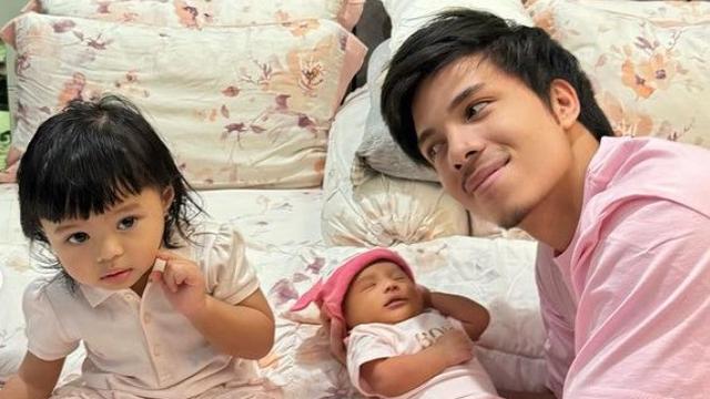 Potret Ameena bersama Baby Azura dan Atta Halilintar sehabis mandi (Sumber: Instagram/attahalilintar dan Instagram/azuraatta)