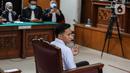<p>Terdakwa Richard Eliezer Pudihang Lumiu bersiap menjalani sidang dengan agenda pembacaan vonis oleh Majelis Hakim dalam kasus pembunuhan Brigadir Yosua Hutabarat di Pengadilan Negeri Jakarta Selatan, Rabu (15/2/2023). Dalam kasus pembunuhan berencana itu, Eliezer menjadi eksekutor yang membuat Brigadir J kehilangan nyawanya. Eksekusi itu diperintahkan oleh Ferdy Sambo sendiri. Bharada E dalam menembak Brigadir J menggunakan senjata Glock 17. (Liputan6.com/Johan Tallo)</p>