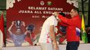 <p>Juara tunggal putra All England 2024, Jonatan Christie menerima kalungan bunga dari Sekjen PP PBSI sekaligus Ketua Tim Pokja PBSI untuk Olimpiade Paris 2024, Muhammad Fadil Imran saat acara penyambutan para juara All England 2024 di Terminal 3 Bandara Soekarno Hatta, Tangerang, Banten, Senin (18/3/2024) malam WIB. (Bola.com/M Iqbal Ichsan)</p>