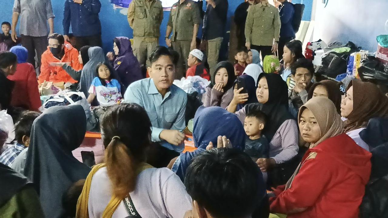Tinjau Longsor Cisarua, Wapres Gibran Titip Perhatian Khusus untuk Pengungsi Lansia hingga Difabel