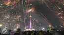 Kembang api menghiasi langit di kawasan Monas, Jakarta, Jumat (1/1). Antusiasme warga yang memadati Monas saat malam pergantian tahun membuat langit di kawasan tersebut dimeriahkan dengan pesta kembang api. (Liputan6.com/Immanuel Antonius)