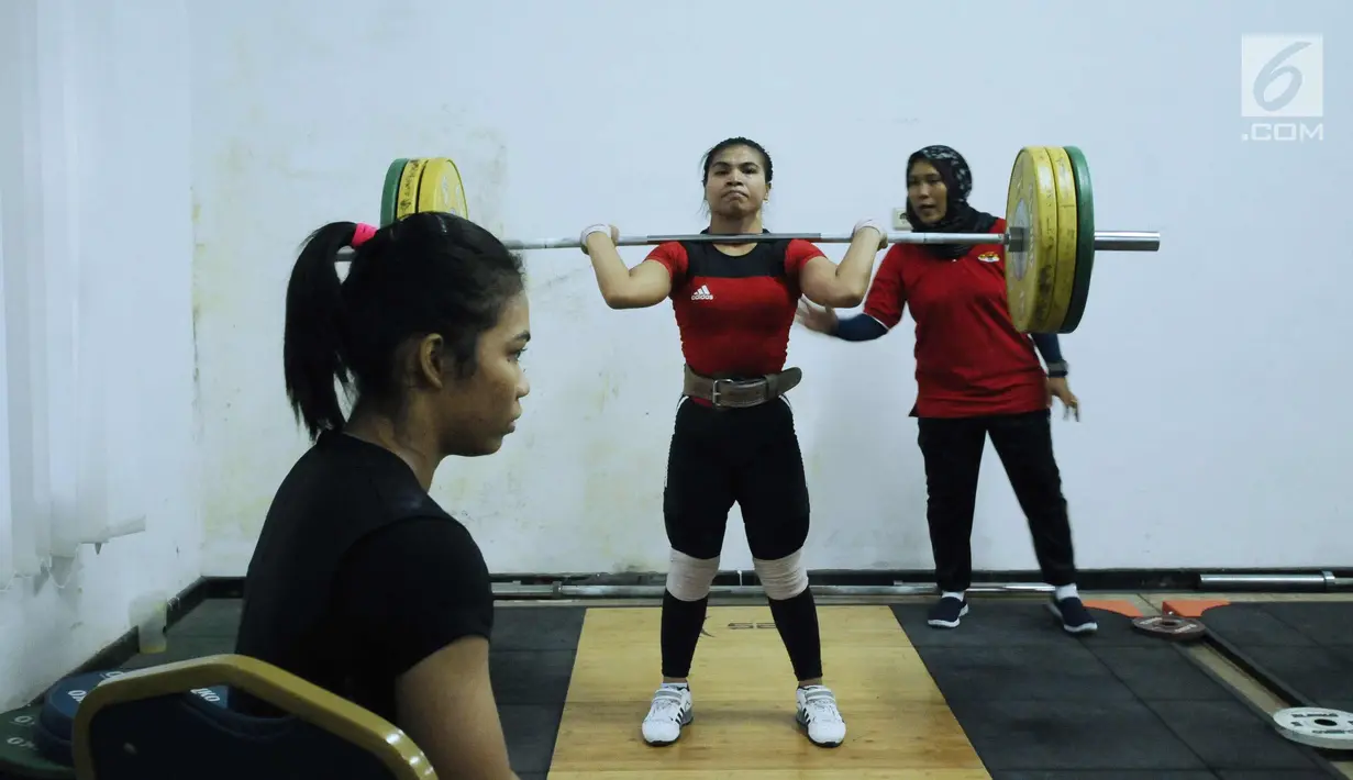 Lifter putri Sri Wahyuni melakukan latihan angkatan jelang tes prestasi pelatnas angkat besi Asian Games 2018 di Mako Lanmar Jakarta, Selasa (6/3). Tes prestasi ini untuk mengukur kemajuan atlet jelang Asian Games 2018. (Liputan6.com/Helmi Fithriansyah)
