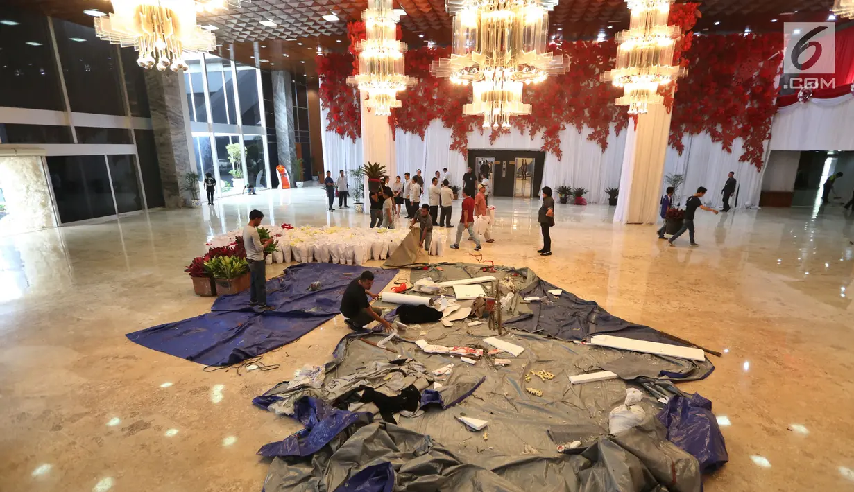 Pekerja melakukan dekorasi saat persiapan pidato Presiden di Kompleks Parlemen, Senayan, Jakarta, Senin (14/8). (Liputan6.com/Johan Tallo)