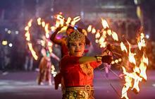 FOTO: Surabaya Vaganza 2026 Hadirkan Parade Lampu  Hias dan Atraksi Penari Api