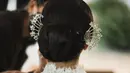 Aksesori rambut berbentuk kipas rancangan Rinaldy Yunardi melengkapi tampilan belakang kebaya. [Foto: @mordenco]
