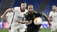 Bek Ajax Amsterdam, Sean Klaiber (kanan) menguasai bola dibayangi striker AS Roma, Edin Dzeko dalam laga leg kedua perempatfinal Liga Europa 2020/2021 di Olimpico Stadium, Roma, Kamis (15/4/2021). Ajax bermain imbang 1-1 dengan AS Roma. (AFP/Filippo Monteforte)