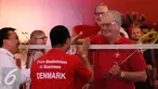 Legenda bulutangkis Indonesia, Rexy Mainaky menyalami Raja Denmark, Yang Mulia Pangeran Consort usai laga eksebisi di Jakarta, Jumat (23/10/2015). Rexy berkesempatan bermain bulutangkis bersama Raja Denmark. (Liputan6.com/Helmi Fithriansyah)