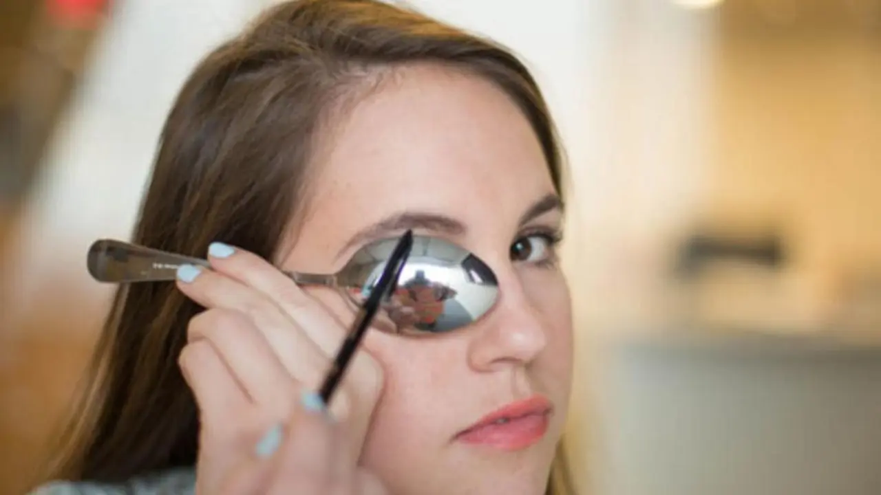 Makeup Super Flawless dengan Bantuan Sendok