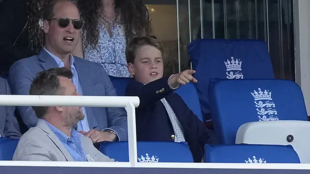 Pangeran George dan Pangeran William nonton pertandingan kriket, 1 Juli 2023. (AP Photo/Kirsty Wigglesworth)