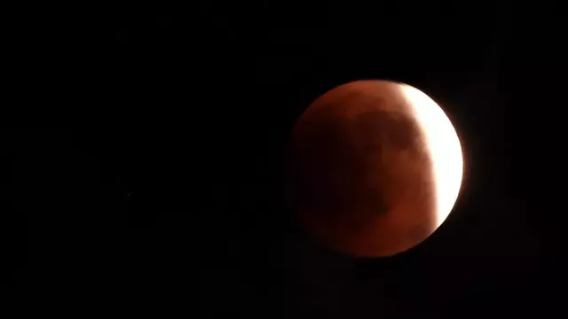 Gerhana Bulan Total di Edenton, Carolina yang  terlihat pukul 11.11 pm.
