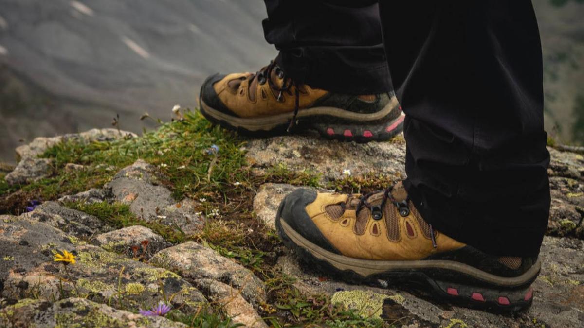 Sepatu Hiking Pria Berkualitas untuk Petualangan Outdoor Tangguh