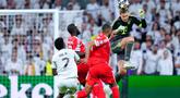 Kiper Bayern Munchen, Manuel Neuer, berusaha menghalau bola dengan tandukan kepala saat melawan Real Madrid pada laga leg pertama perempat final Liga Champions di Stadion Santiago Bernabeu, Rabu (8/4/2026). (AP Photo/Jose Breton)