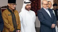 Menteri Pariwisata dan Ekonomi Kreatif, Sandiaga Uno (paling kiri) saat membuka pamera batik di Qatar. (Dokumentasi KBRI)