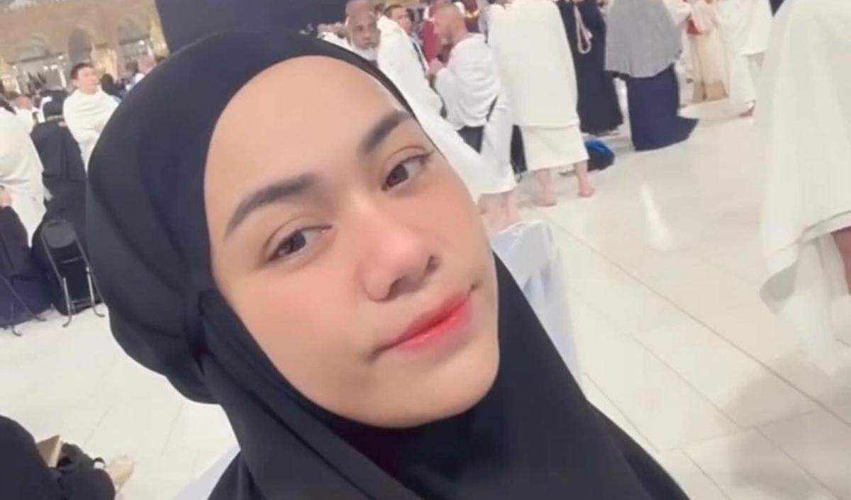 Dalam postingannya, Zita mengunggah foto gelas kopi dari brand Starbuck dengan latar belakang Ka'bah.