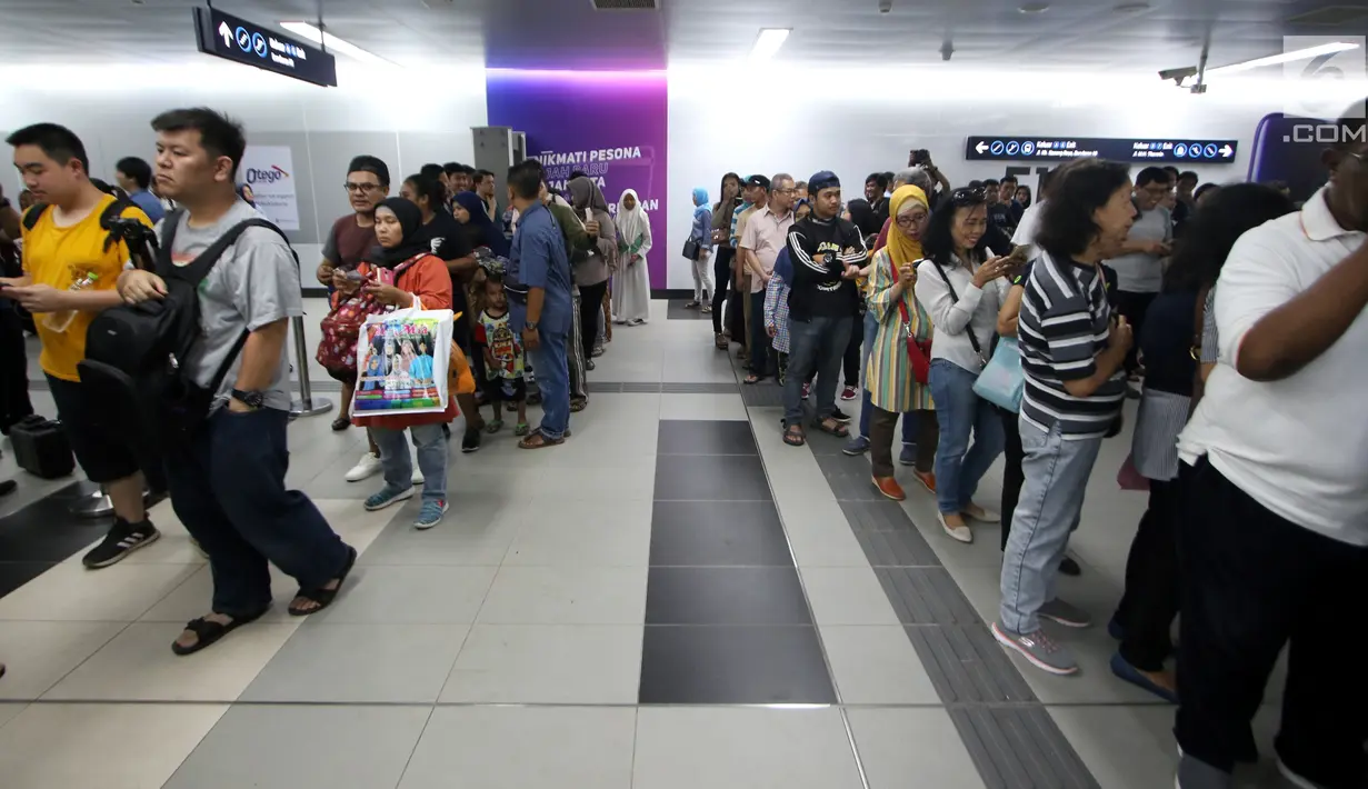 Penumpang antre menaiki kereta MRT pada hari pertama fase operasi secara komersial (berbayar) di Stasiun MRT Bundaran HI, Jakarta, Senin (1/4). PT MRT Jakarta mulai memberlakukan fase operasi secara komersial (berbayar) dengan potongan harga 50 persen selama April 2019. (Liputan6.com/Johan Tallo)