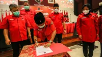 Eri Cahyadi dan Tri Rismaharini dalam  Rapat Kerja Cabang Khusus (Rakercabsus) DPC PDIP Surabaya. (Dokumentasi: PDIP).