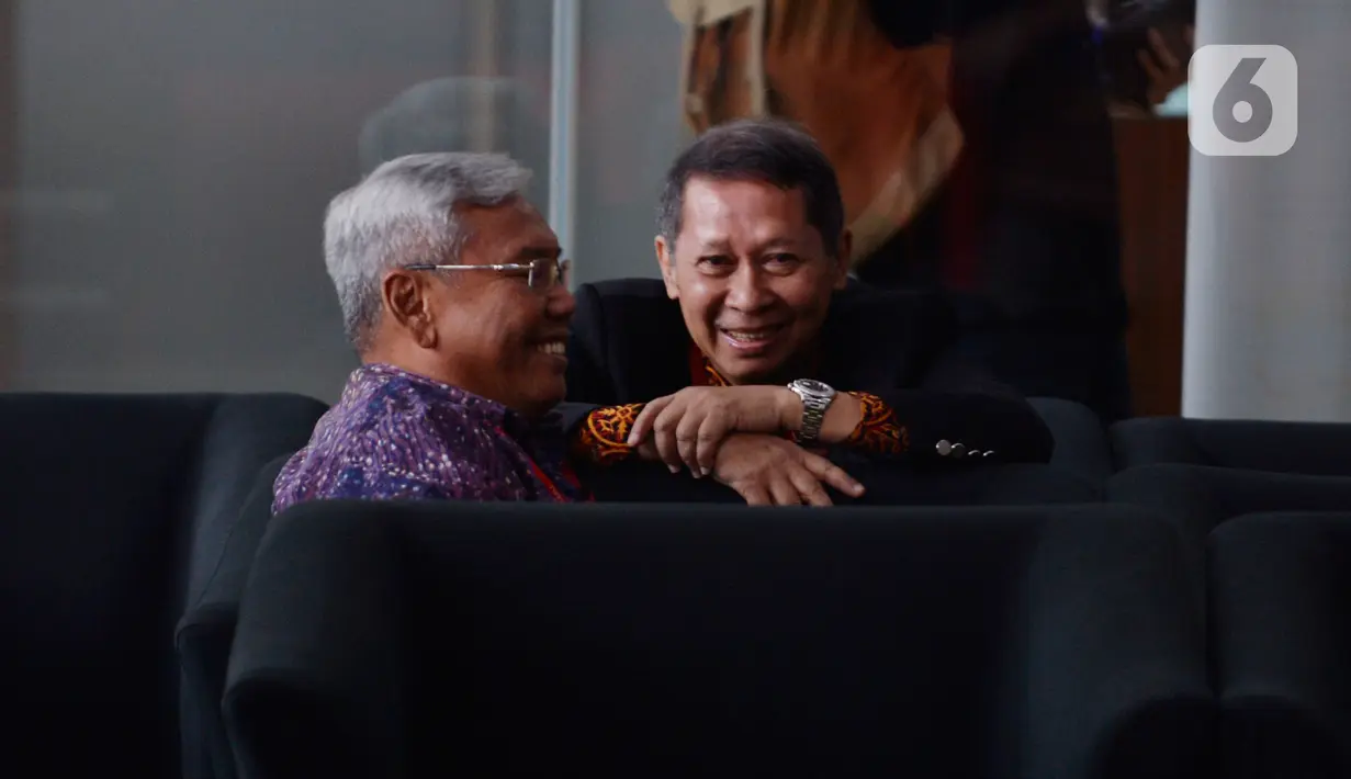 Mantan Direktur Utama PT Pelindo II, Richard Joost Lino (kanan) berbincang sebelum menjalani pemeriksaan di Gedung KPK, Kamis (23/1/2020). RJ Lino diperiksa sebagai tersangka kasus dugaan korupsi proyek pengadaan tiga unit Quay Container Crane (QCC) di PT Pelindo II. (merdeka.com/Dwi Narwoko)