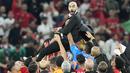 Timnas Maroko terus membuat kejutan di Piala Dunia Qatar 2022. Mereka berhasil melumat negara-negara besar seperti Belgia, Spanyol, dan Portugal. (AP/Ebrahim Noroozi)