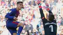 Kepa Arrizabalaga berusaha menepis bola tendangan pemain Barcelona Philippe Coutinho selama pertandingan La Liga Spanyol di stadion Camp Nou (18/3). Kepa diboyong Chelsea dengan dana 71,6 juta poundsterling (Rp 1,3 triliun). (AFP Photo/Pau Barrena)