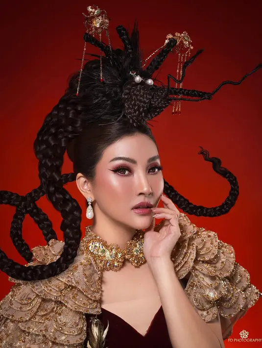 Rambunya ditata dengan gaya kepang bersiluet naga dengan tusuk sonde emas [@fdphotography90]