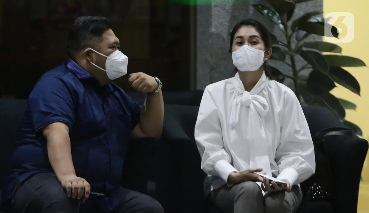 Erini Mutia Yufada (kanan) usai diperiksa di gedung KPK, Jakarta, Senin (25/10/2021). Erini diperiksa terkait dugaan suap pengadaan barang-jasa di Kab Musi Banyuasin TA 2021 yang menjerat suaminya, Bupati nonaktif Dodi Reza Alex Noerdin dan Kadis PUPR Herman Mayori. (Liputan6.com/Helmi Fithriansyah)