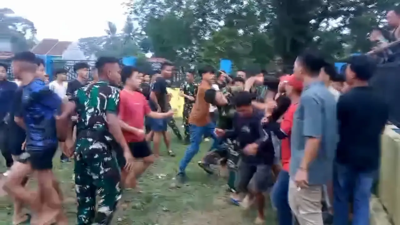 Viral! Puluhan Oknum TNI Bentrok dengan Warga di Wayrarem Lampung Utara, 8 Pemuda Dilarikan ke Rumah Sakit