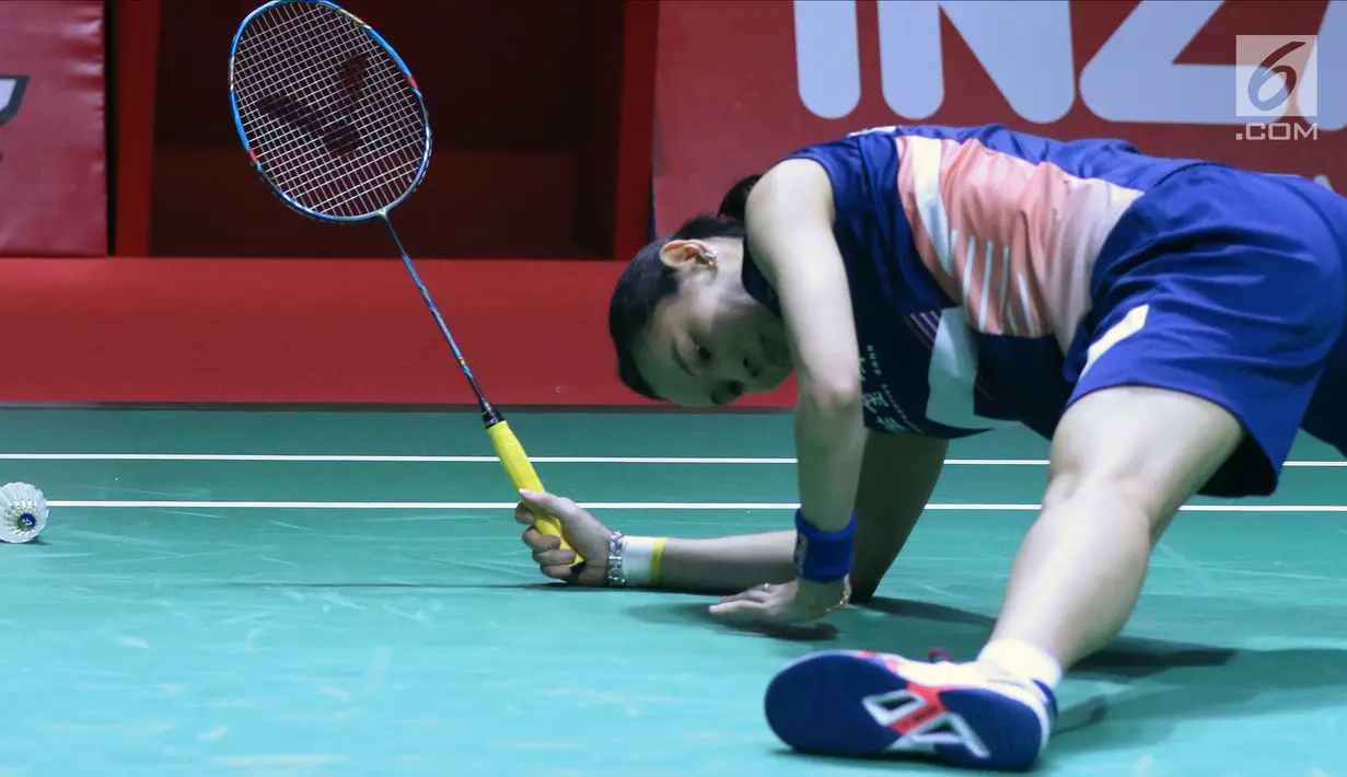 Tunggal putra China Taipei, Tai Tzu Ying terjatuh saat melawan pebulu tangkis China, He Bingjiao pada semifinal Indonesia Open 2018 di Istora GBK, Jakarta, Sabtu (7/7). Tai Tzu Ying menang 21-13, 21-8. (Liputan6.com/Helmi Fithriansyah)