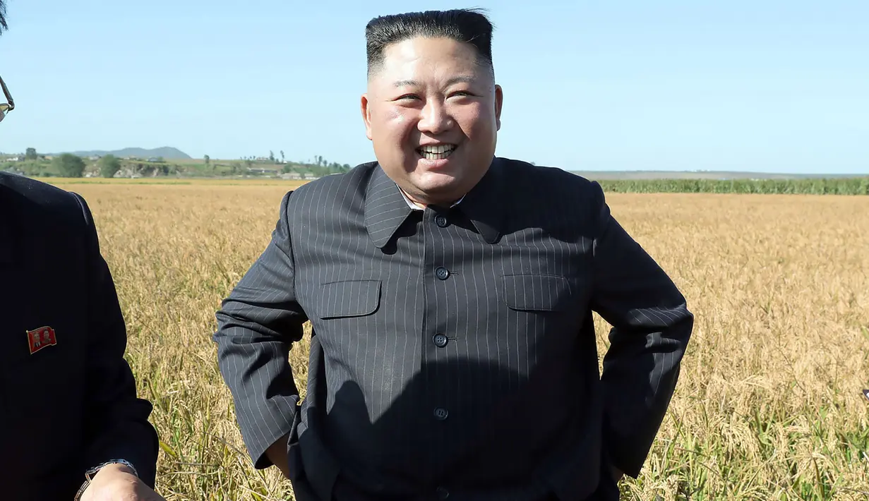 Gambar tak bertanggal yang dirilis pada 9 Oktober 2019, pemimpin Korea Utara, Kim Jong-un mengunjungi ladang pertanian No. 1116 dari KPA Unit 810 di lokasi yang dirahasiakan. Ini merupakan penampilan perdana Kim Jong-un sejak perundingan nuklir dengan AS tidak mencapai titik temu. (KCNA VIA KNS/AFP)