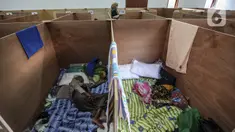 Pengungsi Gunung Merapi tidur dalam bilik lokasi pengungsian di Desa Glagaharjo, Sleman, Jawa Tengah, Rabu (18/11/2020). Kondisi Gunung Merapi yang memasuki level siaga membuat beberapa desa dengan radius 5 Km dari puncak Gunung Merapi mengungsikan penduduknya. (Liputan6.com/Johan Tallo)