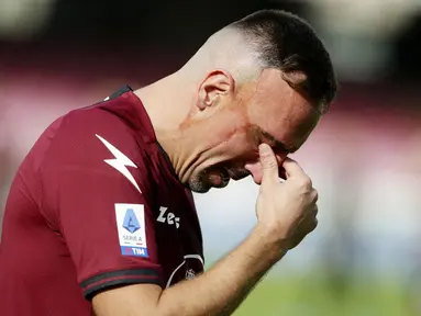 Franck Ribery akhirnya memutuskan gantung sepatu. Ia mengucapkan selamat tinggal pada karier sepak bolanya di depan ribuan pendukung klub terakhirnya, Salernitana. (Alessandro Garofalo/LaPresse via AP)