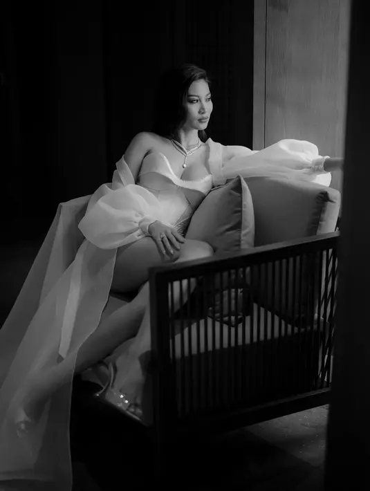 Dipadukan dengan bridal robe organza dengan detail hood dan puffy sleeve yang elegan [instagram/hiantjen]