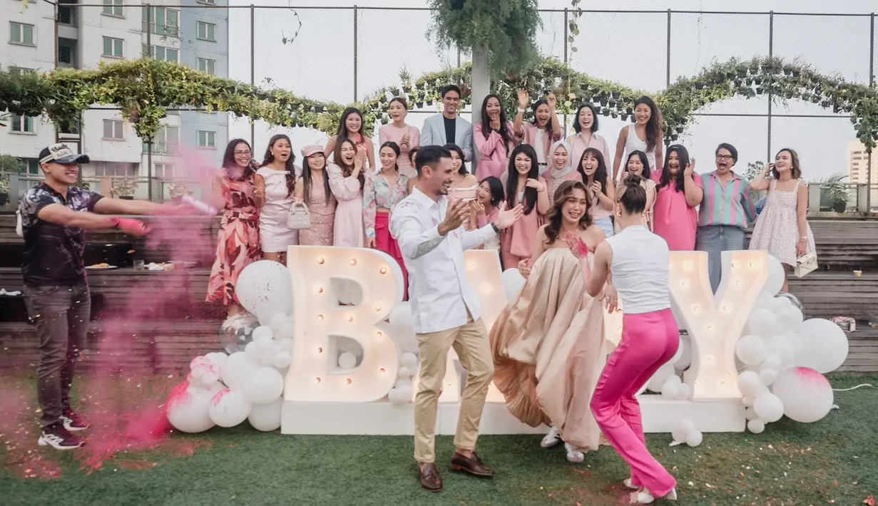 "Lahir dari 5 bersaudara, 4 kakak laki-laki dan aku satu yang perempuan. Tidak pernah merasakan memiliki saudara perempuan sebelumnya," ucapnya. (Foto: Instagram/ inijedar)
