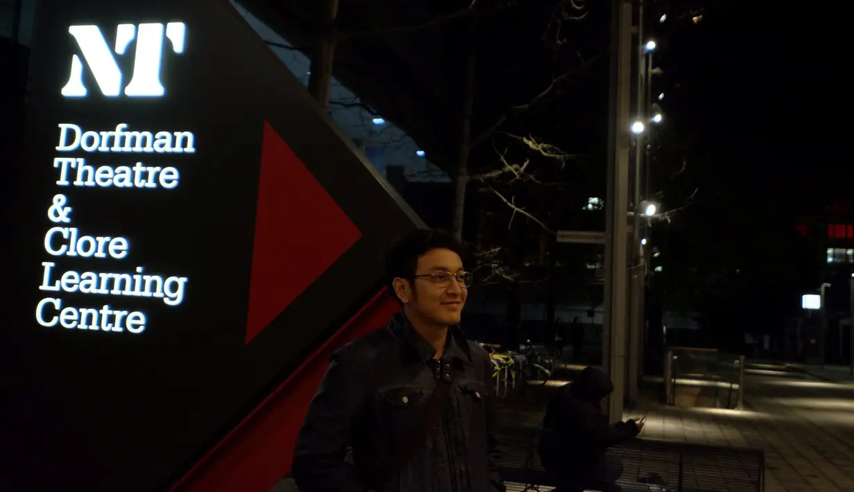 Dimas Anggara paling antusias menjalani syuting karena mamanya ikut ke London.  (Dok. Screenplay)