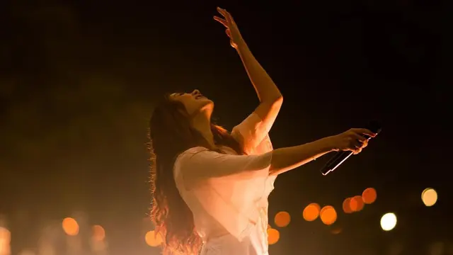 Memesona, Ini Potret Nadin Amizah saat di Atas Panggung