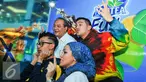 Mario Lawalata (kanan) berfoto bersama Tim Nestea Fun X-Freshion Dubs Challenge di Mall Taman Anggrek, Jakarta, Kamis (28/4/2016). (Liputan6.com/Yoppy Renato)