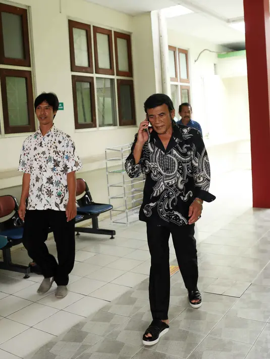 Meski terkesan menghindari wartawan, namun hal itu dibantah oleh kerabat Rhoma Irama yang bernama Muryati Gayo. "Bukan kabur, karena parkir mobil di belakang kan, jadi dia lewat belakang," lanjut Muryati. (Nurwahyunan/Bintang.com)