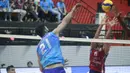 <p>Pemain Palembang Bank SumselBabel, Mochammed Al Hachdadi (kiri) melepaskan spike yang berusaha diblok pemain Jakarta LavAni Allobank Electric, Muhammad Malizi pada laga terakhir putaran pertama final four PLN Mobile Proliga 2024 di GOR Bung Tomo Surabaya, Minggu (7/7/2024). Palembang Bank SumselBabel kalah 0-3 (11-25, 32-34, 17-25). (Dok. PBVSI)</p>