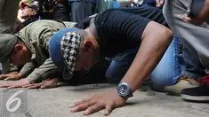 Sejumlah nelayan sujud syukur usai PTUN Jakarta mengabulkan gugatan mereka terhadap SK Gubernur DKI Nomor 2.238 Tahun 2014 tentang pemberian izin reklamasi Pulau G PT Muara Wisesa Samudra, Jakarta, Senin (31/5). (Liputan6.com/Helmi Afandi)