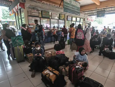 Calon penumpang saat menunggu jadwal keberangkatan bus antarkota antarprovinsi (AKAP) di Terminal Kampung Rambutan, Jakarta, Senin (25/4/2022). Memasuki H-7 Idul Fitri 1443 H, ribuan pemudik mulai memadati Terminal Kampung Rambutan dengan tujuan berbagai kota di Jawa, Sumatera, dan Bali. (merdeka.com/Iqbal S. Nugroho)