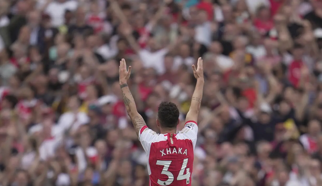 Selebrasi pemain Arsenal Granit Xhaka setelah mencetak gol ke gawangWolverhampton Wanderers  dalam laga pamungkas English Premier league 2022/2023 yang berlangsung di Emirates Stadium, Minggu (28/5/2023). Xhaka mencetak brace ke gawang Wolverhampton dalam tempo empat menit. (AP Photo/Kin Cheung)